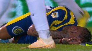 Candia se toma el rostro tras el codazo que le metió Julián Ríos. El jugador de Defensa debió ser expulsado.