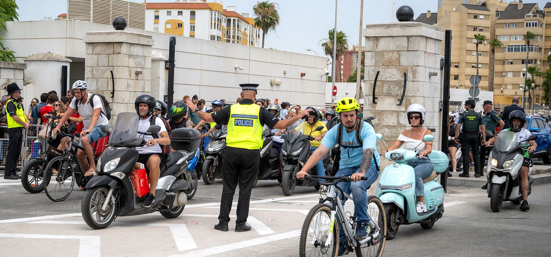 Motoristas cruzan la frontera entre Gibraltar y España en el primer día de libre circulación sin pasaporte bajo un nuevo tratado UE-Reino Unido en La Línea de la Concepción, España, el miércoles 15 de julio de 2026. (Foto AP/Marcos Moreno) Motoristas cruzan la frontera entre Gibraltar y España en el primer día de libre circulación sin pasaporte bajo un nuevo tratado UE-Reino Unido en La Línea de la Concepción, España, el miércoles 15 de julio de 2026. (Foto AP/Marcos Moreno)