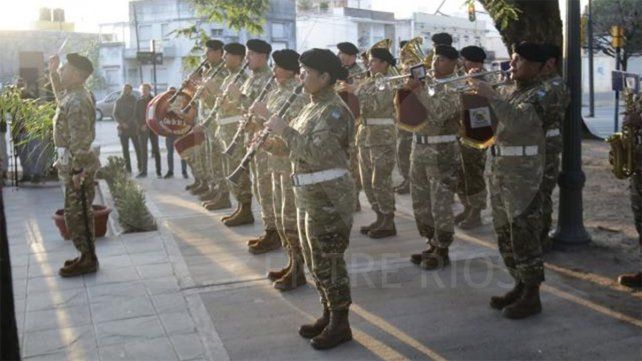 En la Plaza Belgrano de Paraná se realizó el acto por el Día de la Bandera