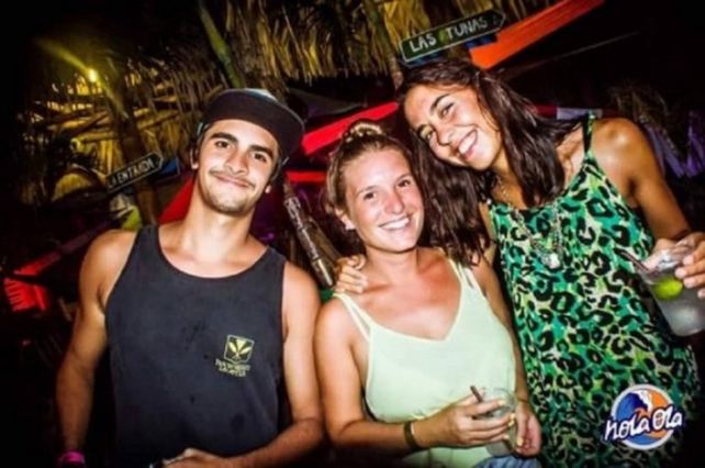 Turistas. La foto tomada en el bar Hola ola donde se ve a Marina y María José con el muchacho en cuestión.