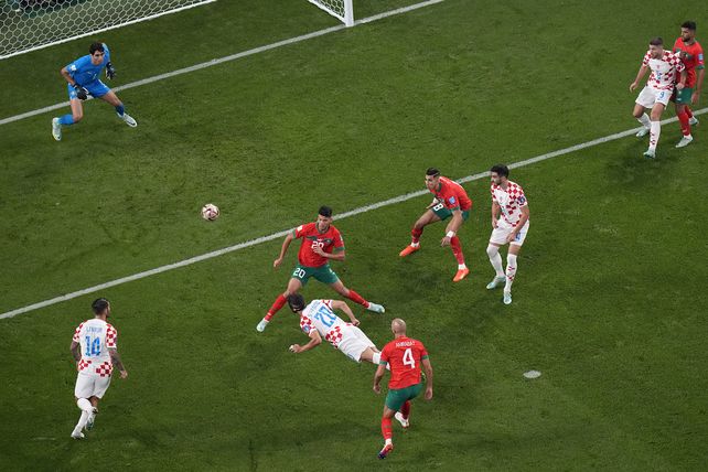 Gvardiol termina con una exquisita palomita la jugada preparada para el primer gol croata del partido por el tercer puesto de Qatar.