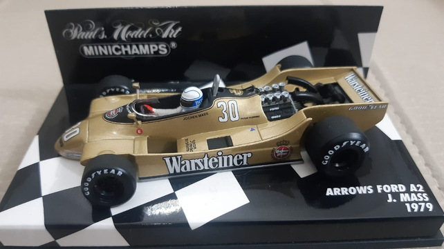 El Arrows A2, el preferido de Massari, en el volante del alemán Jochen Mass en 1979. Un auto sin alerones, atrás una réplica del Lotus 80 que falló.