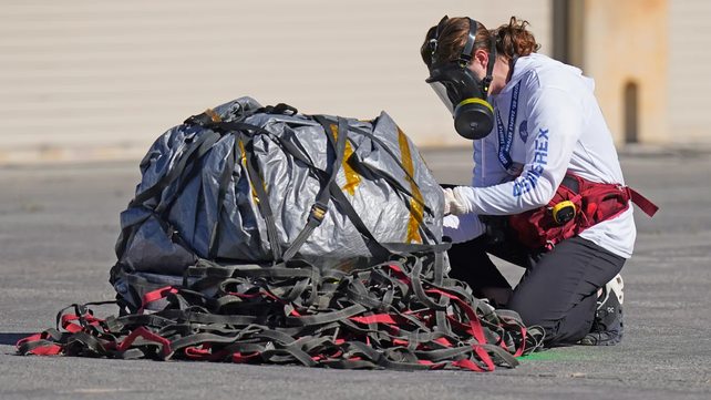 La cápsula, ya aislada, es preparada para ser enviada a Houston por vía aérea.