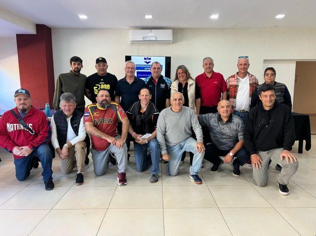 Los diritentes del sóftbol tras la Asamblea.