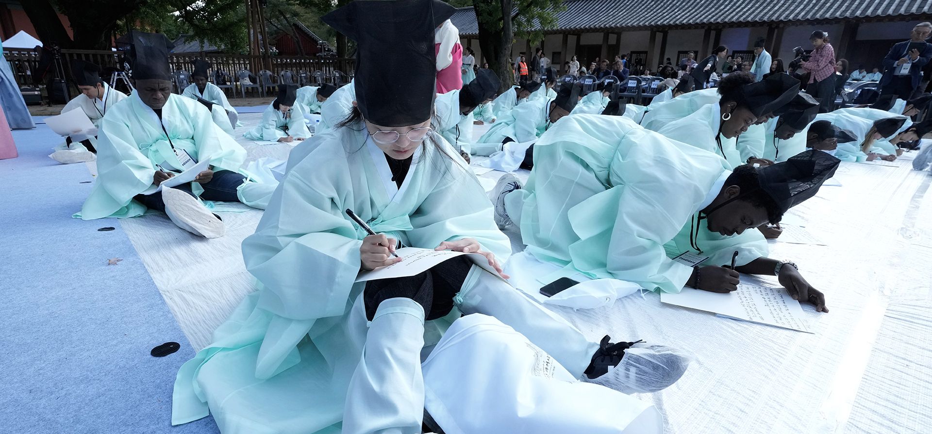Residentes extranjeros vestidos con trajes tradicionales realizan un examen durante una recreación del "Gwageo" —un antiguo examen estatal— en el Sungkyunkwan de Seúl, Corea del Sur, el lunes 5 de octubre de 2026. (Foto AP/Ahn Young-joon) Residentes extranjeros vestidos con trajes tradicionales realizan un examen durante una recreación del "Gwageo" —un antiguo examen estatal— en el Sungkyunkwan de Seúl, Corea del Sur, el lunes 5 de octubre de 2026. (Foto AP/Ahn Young-joon)
