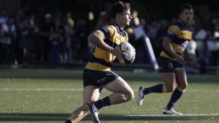 Teo Castiglione, apertura de GER, lleva la pelota mientras Picotto va en apoyo.