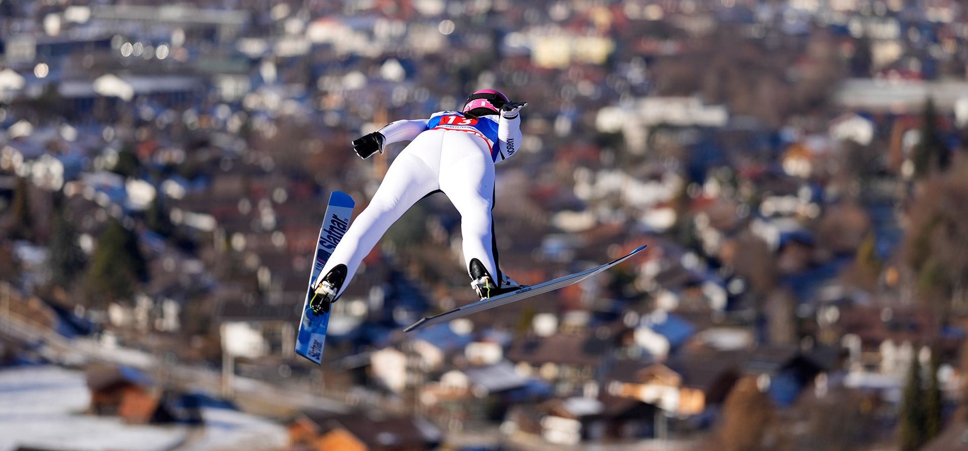 Abigail Strate, de Canadá, se eleva por los aires durante su primer salto redondo en la Copa del Mundo de salto de esquí femenino en Garmisch-Partenkirchen, Alemania, el miércoles 31 de diciembre de 2025. (Foto AP/Matthias Schrader) Abigail Strate, de Canadá, se eleva por los aires durante su primer salto redondo en la Copa del Mundo de salto de esquí femenino en Garmisch-Partenkirchen, Alemania, el miércoles 31 de diciembre de 2025. (Foto AP/Matthias Schrader)
