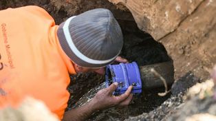 Personal de Obras Sanitarias repara una cañería distribuidora en la zona del Seminario de Paraná. Los trabajos se extenderán hasta las 16, aproximadamente