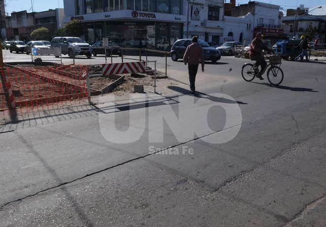 Rajadura. En la mitad de la calzada se observa una grieta en el pavimento