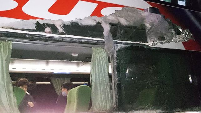 Chocaron un colectivo y un camión en la ruta provincial 6. Tres pasajeros y uno de los choferes resultaron heridos&nbsp;
