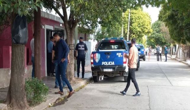 Una pareja confesó haber asesinado y enterrado a una mujer en el patio de su casa