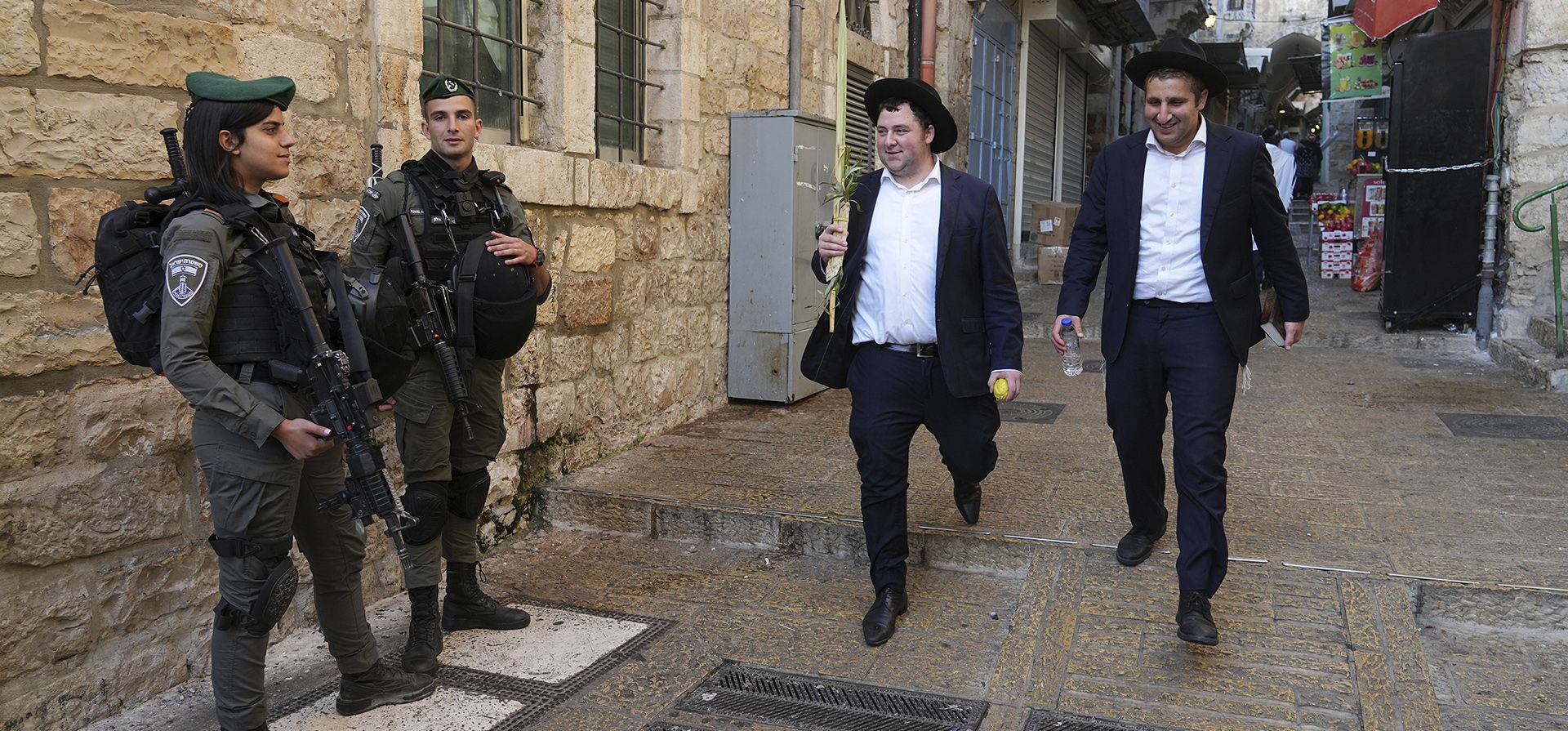 La policía fronteriza israelí monta guardia mientras los fieles llegan para participar en una bendición de hombres judíos ultraortodoxos de la casta sacerdotal Cohanim durante la festividad judía de Sucot en el Muro de los Lamentos, el lugar más sagrado donde los judíos pueden rezar, en la Ciudad Vieja de Jerusalén