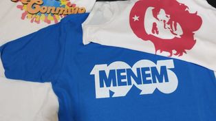 Impronta. La muestra propone bucear en la década del 90 a través de remeras de circulación masiva.