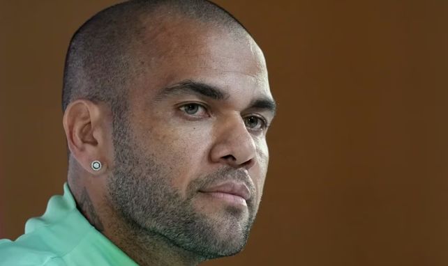 Dani Alves continuará detenido en Barcelona