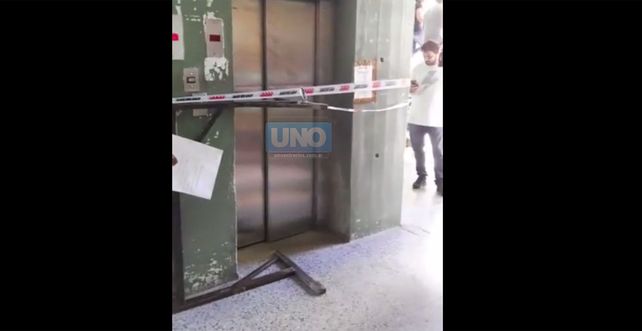 El ascensor nuevo del hospital San Martín está clausurado. Foto UNO 
