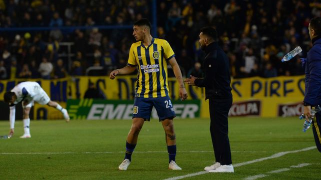 Tevez le da indicaciones a Veliz, a quien mandaría a la cancha desde el primer minuto.