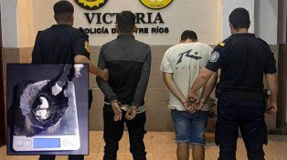 La policía detuvo a tres jóvenes con dinero y envoltorios con cocaína y marihuana. Intentaron descartar los estupefacientes, pero los descubrieron.