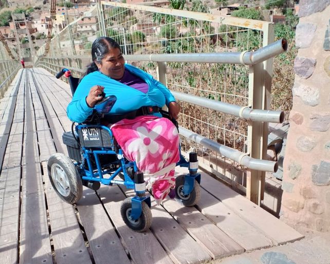 Reina no puede ocultar su felicidad al manejar ella sola su nueva silla.