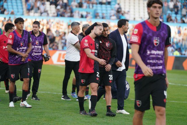 Los jugadores de Newells se retiran tras la derrota con Racing.