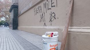 La pared de la Catedral sobre calle Córdoba con la pintada agresiva hacia Javier Milei.&nbsp;
