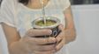 Hábito. Calentar el agua al punto justo, acomodar la yerba y cebar con acabada precisión para que no se lave es parte de un ritual cotidiano. Hábito. Calentar el agua al punto justo, acomodar la yerba y cebar con acabada precisión para que no se lave es parte de un ritual cotidiano.