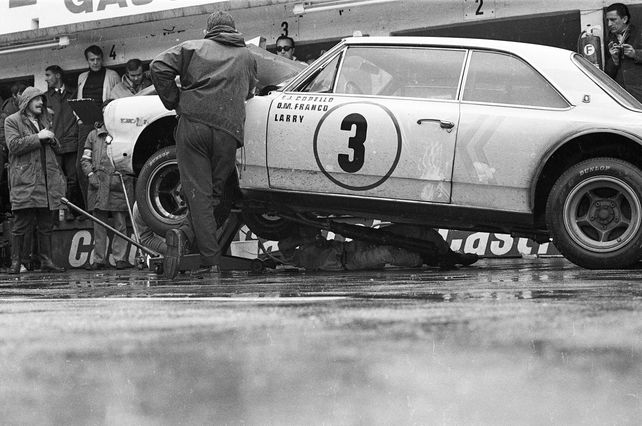 Se rompió el caño de escape del único Torino en pie. El ruido superaba los 83 decibeles permitidos y Larry tuvo que arreglarlo. Fue el fin.