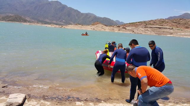 Así es como los buzos de Bomberos rescatan a una víctima en el Dique Potrerillos