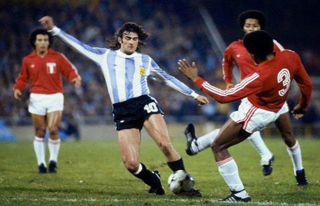 El Matador Mario Kempes, en Argentina ante Perú en Rosario, en 1978.
