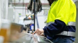 Las bajas de puestos de trabajo en la industria no se compensan con crecimientos en otros rubros. La sociedad demanda estabilidad y generación de empleo