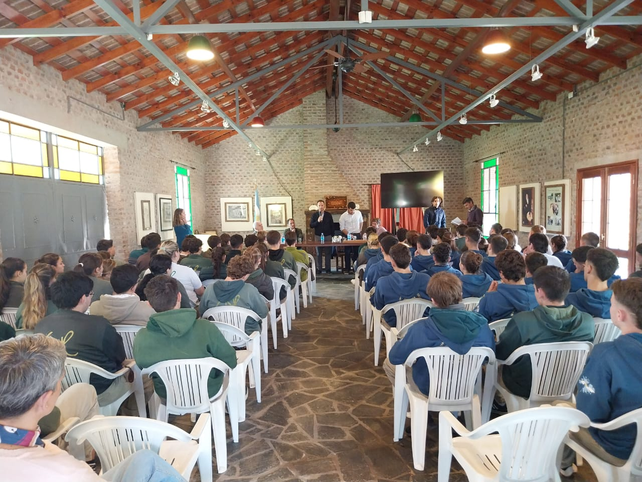 Estudiantes de 4 y 5 año y docentes, realizaron Capacitación sobre Manipulación segura de alimentos regulada por ASSAL.