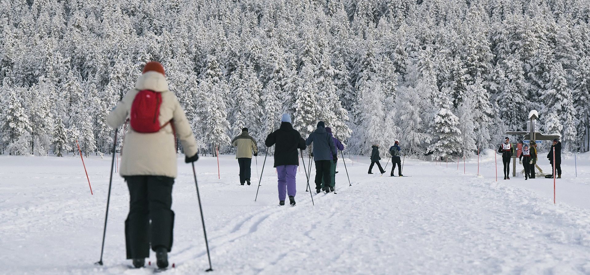 La gente esquía en la ciudad de Akaslompolo, en la Laponia finlandesa, el jueves 4 de enero de 2024. Las temperaturas han caído por debajo de -40 grados centígrados en la región nórdica por segundo día consecutivo, con la temperatura más fría registrada en enero en la Laponia sueca en 25 años. (Irene Stachon/Lehtikuva vía AP La gente esquía en la ciudad de Akaslompolo, en la Laponia finlandesa, el jueves 4 de enero de 2024. Las temperaturas han caído por debajo de -40 grados centígrados en la región nórdica por segundo día consecutivo, con la temperatura más fría registrada en enero en la Laponia sueca en 25 años. (Irene Stachon/Lehtikuva vía AP