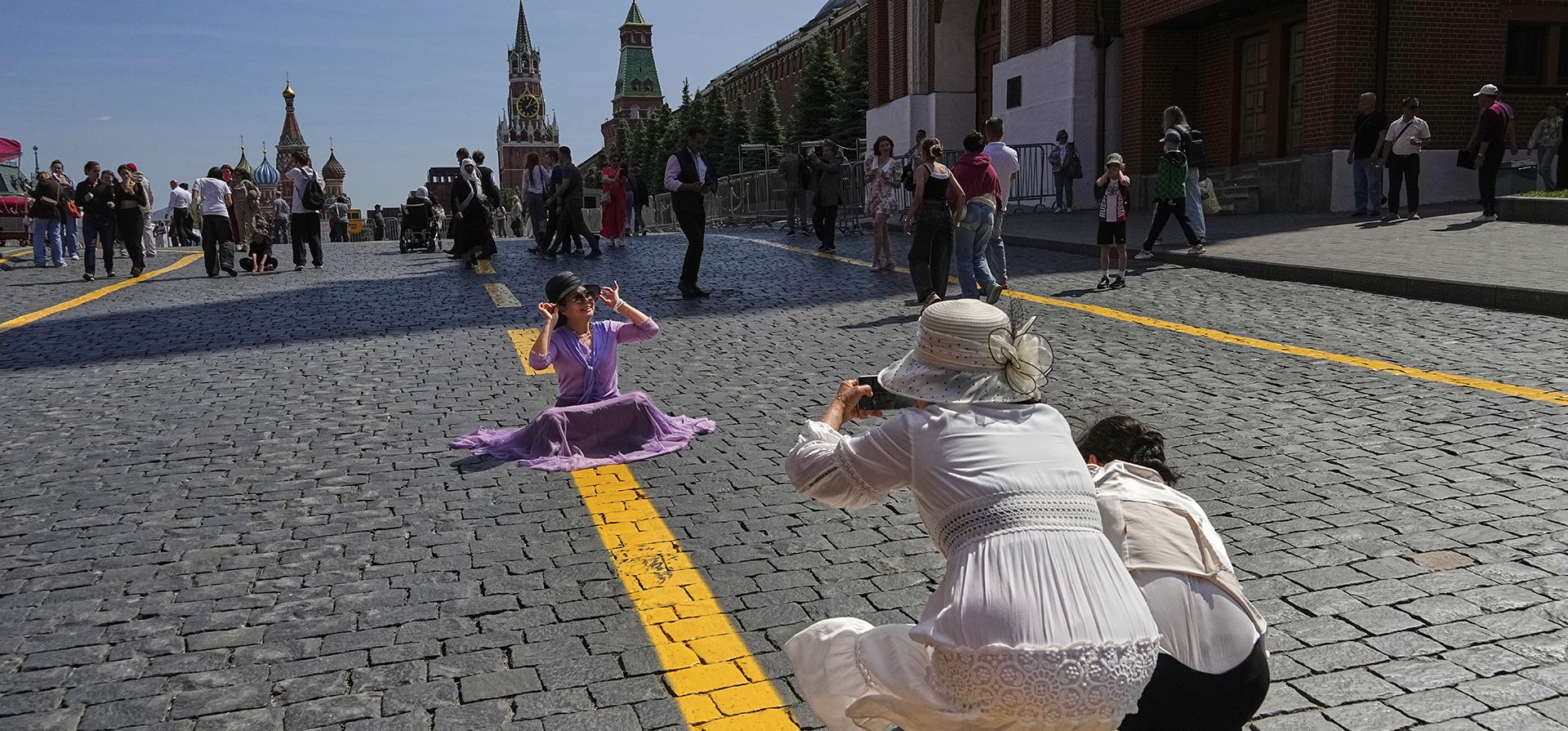 Turistas chinos se toman fotos en la Plaza Roja de Moscú, Rusia, el lunes 2 de junio de 2025. (Foto AP/Alexander Zemlianichenko) Turistas chinos se toman fotos en la Plaza Roja de Moscú, Rusia, el lunes 2 de junio de 2025. (Foto AP/Alexander Zemlianichenko)