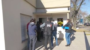 Por una causa de estafas, allanaron la vivienda de una abogada de Esperanza