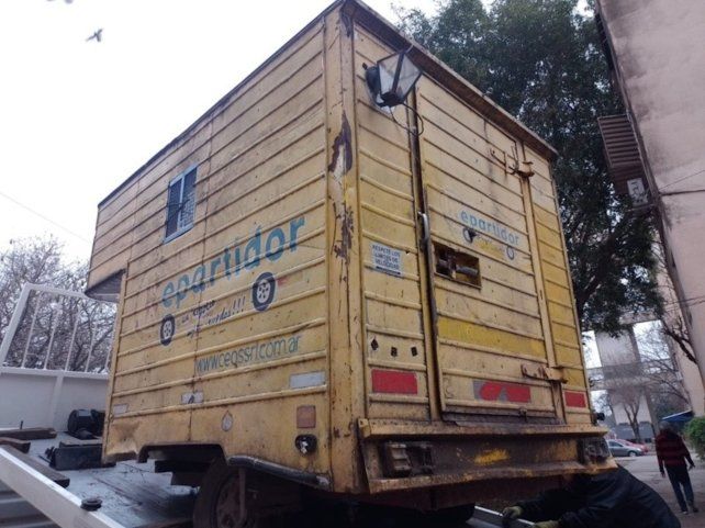 La Municipalidad retiró un furgón que ocupaba un espacio público en barrio Latinoamérica