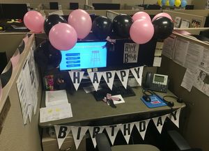 Pidió que no le festejaran el cumpleaños en el trabajo, no le hicieron caso y los demandó