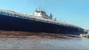 El remolcador chocó contra la barranca en Puerto Curtiembre.