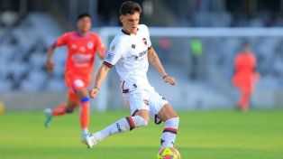 Tomás Jacob inicia un ataque por la banda derecha de Newells. Dijo que no hay que volverse locos por la derrota ante Mazatlán en México.