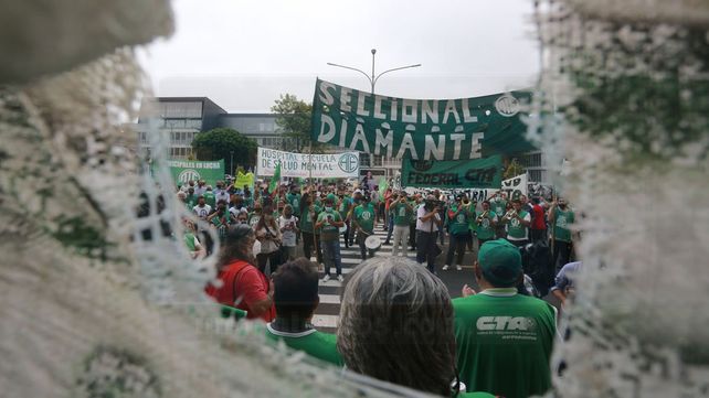 Trabajadores de ATE protestaron frente a la Casa de Giobierno por mejoras salariales
