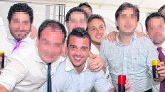 Otros tiempos. Germán Schoeller (abajo) y Pablo Mancini (arriba) festejan en un casamiento junto a su grupo. Lejos estaba la trágica picada. Otros tiempos. Germán Schoeller (abajo) y Pablo Mancini (arriba) festejan en un casamiento junto a su grupo. Lejos estaba la trágica picada.