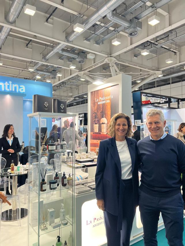 Mario y Carina en la exposición de Bolonia. Tantean el mercado europeo, pero lo primero será vender sus productos en Estados Unidos. 