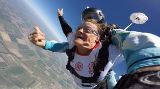 Ilda en pleno vuelo, junto a su instructor (Gentileza Paracaidismo Rosario).