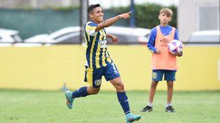 Lautaro Figueroa celebra el primer tanto de Central en la mañana de Arroyo Seco.