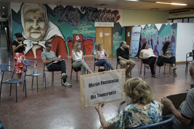 A escuchar a las vecinales. Ediles de varios bloques políticos tomaron nota de las quejas en La Toma.