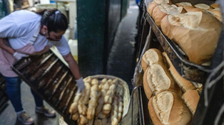 Los panaderos dicen que la harina esta semana llegó sin aumento, pero no pueden garantizar que el precio se mantenga con esta inflación.