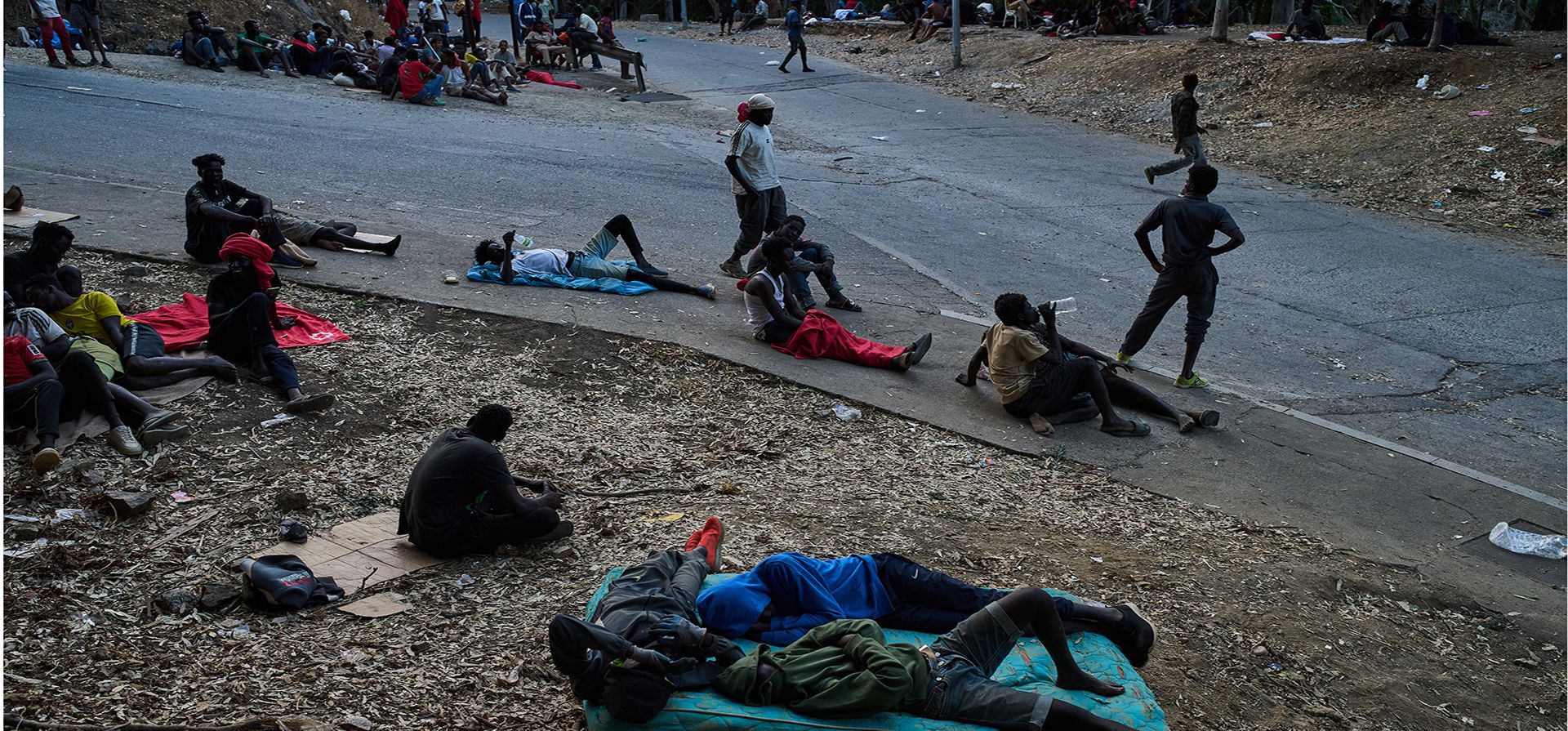 Migrantes que cruzaron a España desde Marruecos permanecen sentados frente al centro de acogida temporal de inmigrantes, el domingo 2 de agosto de 2026, en el enclave español de Ceuta. (AP Foto/Bernat Armangue) Migrantes que cruzaron a España desde Marruecos permanecen sentados frente al centro de acogida temporal de inmigrantes, el domingo 2 de agosto de 2026, en el enclave español de Ceuta. (AP Foto/Bernat Armangue)