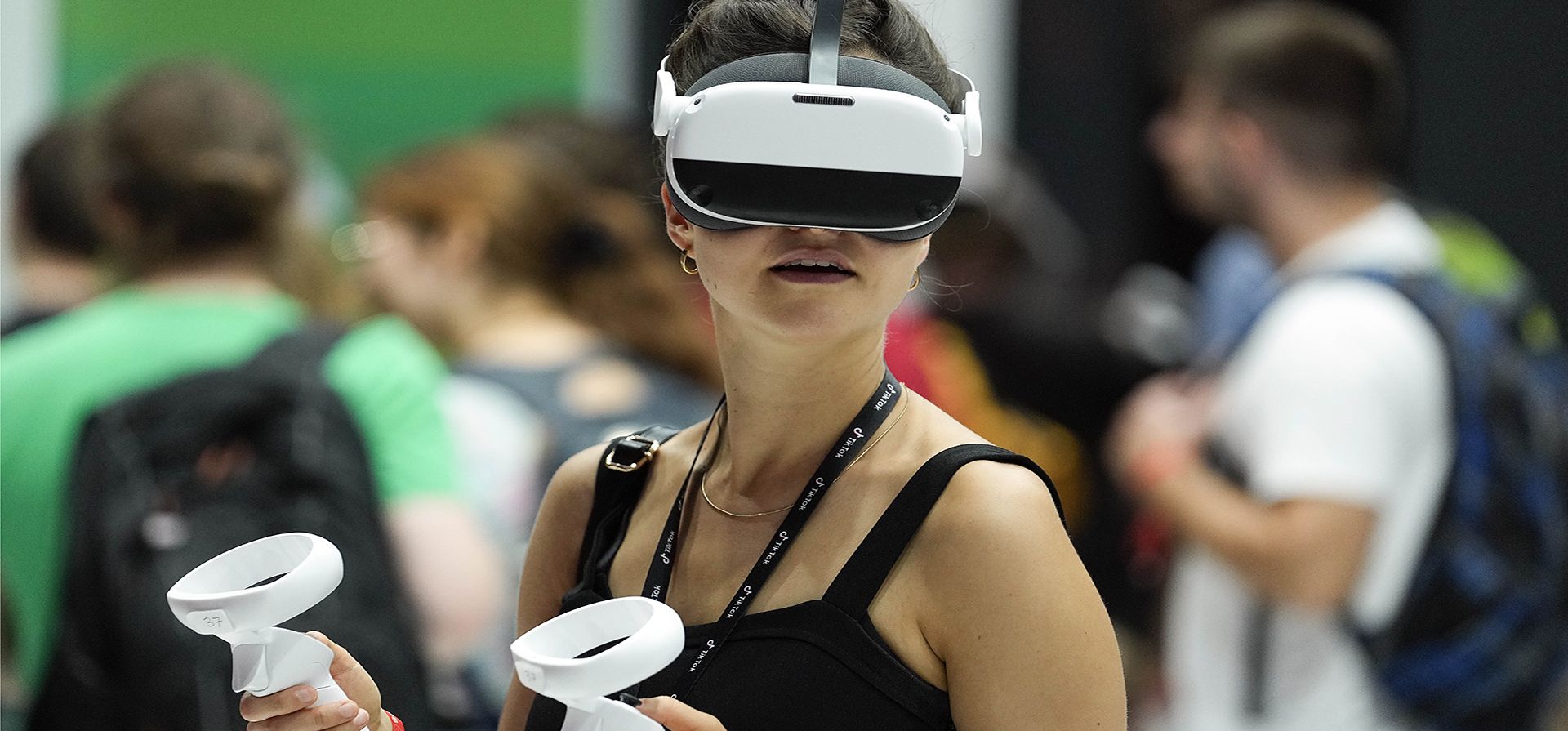 Una visitante prueba un videojuego de acondicionamiento físico con un dispositivo de realidad virtual en la feria de juegos Gamescom. 