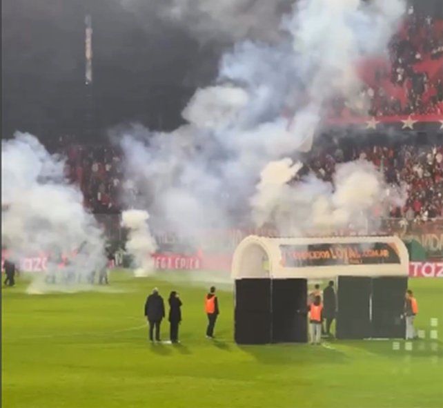 En el final del encuentro ante Independiente Rivadavia algunos hinchas arrojaron algunas bombas al campo de juego.