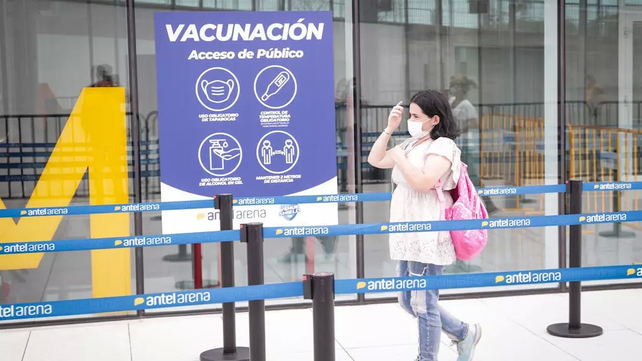 Un centro de vacunación en Montevideo. Uruguay ha vacunado al 37% de su población al menos con una dosis.&nbsp;