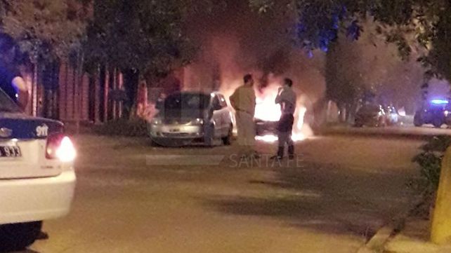 El momento en que el auto toma fuego.