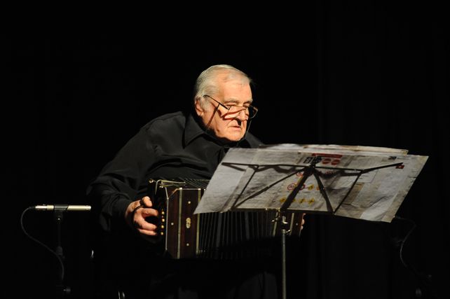 El bandoneonista Rodolfo Cholo Montironi es uno de los baigorrienses destacado en el libro.